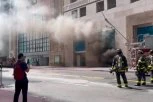 VELIKI POŽAR U POZNATOJ ZGRADI NA PETOJ AVENIJI: Njujorški vatrogasci se bore sa vatrenom stihijom (VIDEO)
