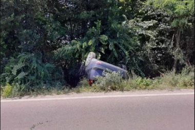 SLETEO S PUTA I PREVRNUO SE NA KROV: Saobraćajna nezgoda u Krćevcu kod Topole, od vozača NI TRAGA!
