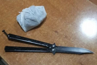 SRBIN UHAPŠEN U IGALU: Policija mu pronašla nož i drogu (FOTO)