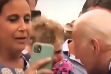 NOVI SKANDAL AMERIČKOG PREDSEDNIKA: Devojćicu grickao za rame, hteo da je poljubi u glavu, dete ostalo UPLAŠENO I ISTRAUMIRANO (VIDEO)