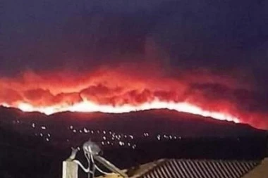 POŽARI BESNE U GRČKOJ: Vojska i vatrogasci se bore sa stihijom dok jak vetar RAZBUKTAVA vatru, evakuisano više od 1.000 dece (VIDEO)
