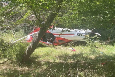 PRVE FOTOGRAFIJE SA MESTA PADA AVIONA U CRNOJ GORI: Letelica uništena, pilot i putnik povređeni (FOTO)