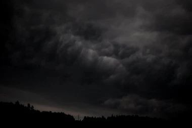 "BOŽE DRAGI, ŠTA JE OVO? KATABAZA!" Crni oblaci se nadvili nad planinom Rtanj - šta se to zbiva na SRPSKOJ PIRAMIDI?! (FOTO)