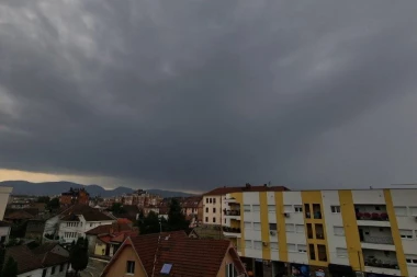 POČELA KATAKLIZMA U SRBIJI: Snimci nevremena kruže mrežama - oko Čačka i grad udara i lije kiša (FOTO/VIDEO)