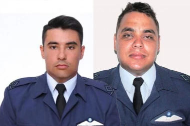 MLADIĆI GORELI U PLAMENU: Ovo su piloti stradali u Grčkoj - otkriven RAZLOG PADA letelice (VIDEO)
