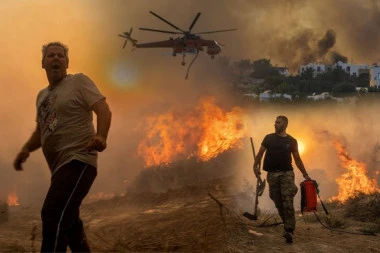 GORE MASLINE I PLATANI NA TASOSU! Grčka nikako da se izbori sa požarima - vatrogasci MUKU MUČE!