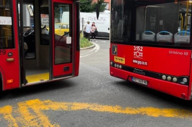 NA KARABURMI SVE STALO! Sudarila se dva autobusa: Stvaraju se gužve, narod se svađa sa vozačem...opšti metež! (FOTO/VIDEO)