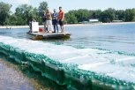 U BEOGRADU OBOREN GINISOV REKORD: Napravili 250 metara dug "pontonski most" od 57.288 plastičnih flaša!