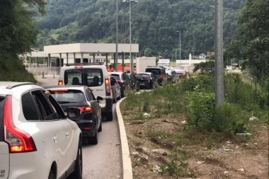 VEČ POČEO KRKLJANAC: Na graničnim prelazima sa Crnom Gorom od jutarnjih sati formirane dugačke kolone vozila