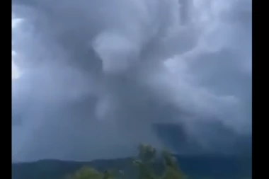 Oluja umalo prešla u tornado! Nestvarna scena snimljena u Banatu, evo kada se ovakva pojava može dogoditi! (VIDEO)