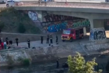 NESREĆA U NIŠU! Automobil sleteo u reku, vozač bez svesti, vatrogasci pokušavaju da ga izvuku (VIDEO)