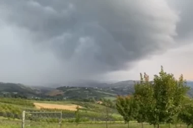 LJUDI, SPREMITE SE! Olujni oblak ide ka Zapadnoj Srbiji! Pogledajte kako stravično i sablasno izgleda! (VIDEO)