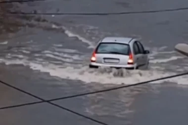 BUJICA U VRŠCU NOSI SVE PRED SOBOM! Čovek jedva spasio kola od kompletne katastrofe! (VIDEO)