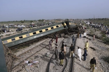 STRAVIČNA TRAGEDIJA, POGINULO NAJMANJE 19 LJUDI! Voz iskočio iz šina, Pakistan zavijen u crno!