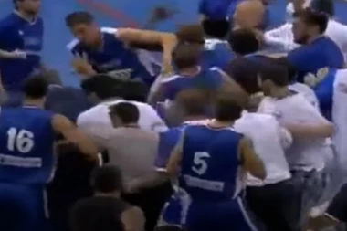 HAOS NA MEČU GRČKA - SRBIJA: Opšta tuča košarkaša, letela i stolica (VIDEO)