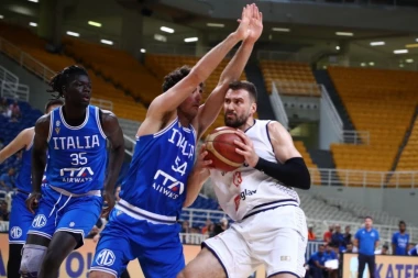 DOKLE VIŠE: Italijani BEZOBRAZNO udarili GUDURIĆA! Nije dosuđen ni FAUL!