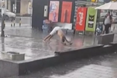 SCENA SA BANJICE ŠOKIRALA PROLAZNIKE! Usred pljuska muškarac se skinuo do pojasa, pa se spustio na BETON (VIDEO)