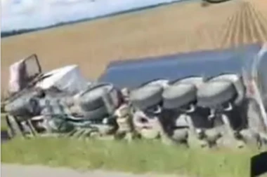 UDES NA AUTO-PUTU KOD VRBASA! Kamion sleteo sa puta, pa završio u kanalu (VIDEO)