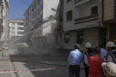 STRAH I PANIKA U TURSKOJ! Tlo nikako ne miruje, razoran zemljotres pogodio jug zemlje - ljudi skakali sa zgrada da bi izvukli živu glavu!