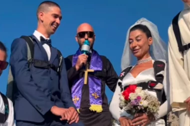 NAKON ŠTO JE SVEŠTENIK IZGOVORIO ZAVETE, MLADENCI SU SKOČILI U PROVALIJU: Šokantan snimak venčanja kruži internetom (FOTO+VIDEO)