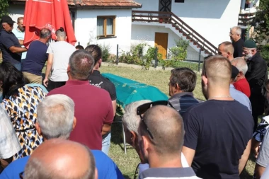 GRADAČAC NATOPLJEN SUZAMA! Stotine građana pristižu sa svih strana da odaju počast žrtvi Nermina Sulejmanovića