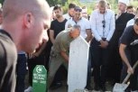 ""NIZAMA, OPROSTI NAM! KAO DRUŠTVO SMO OMANULI!" Hodža održao potresan govor - TABUT išao iz ruke u ruku od kuće do džamije! (VIDEO)