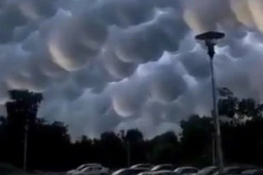 KINEZI U PANICI: Strašni oblaci prekrili nebo - ovi oblaci donose NEVOLJU, svi strahuju od užasne OLUJE (VIDEO)