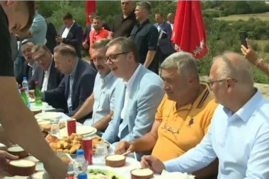 KO JE NAJBRŽI ČOVEK MEĐU PUTARIMA?! Predsednik seo da ruča sa radnicima, omiljeno jelo na meniju - a do njega odmah GRBA! (VIDEO)