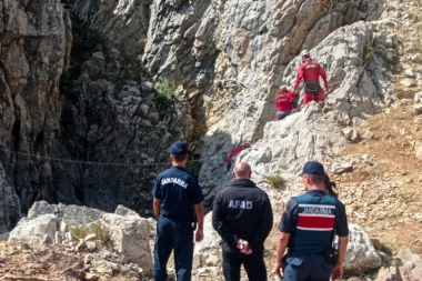 AMERIKANAC VEĆ PET DANA ZAGLAVLJEN U PEĆINI U TURSKOJ! Spasava ga 150 ljudi! POZLILO MU DOK SE SPUŠTAO! (VIDEO)