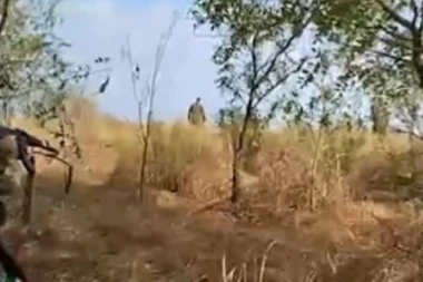"AKO USPEŠ DA PROĐEŠ, SLOBODAN SI": UŽASAVAJUĆI SNIMAK IZ UKRAJINE! Zarobljene vojnike teraju kroz minsko polje (VIDEO)