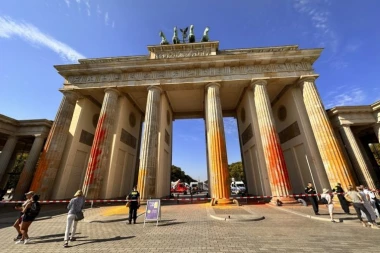 SKANDAL TRESE BERLIN! Ekološki aktivisti POVILENELI, Brandenburšku kapiju isprskali FARBOM u znak protesta! (FOTO)