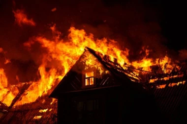 TETKA HTELA DA SPALI BRATANICU?! Horor - zapalila kuću dok je dete bilo u njoj - RAZLOG JE BIZARAN!