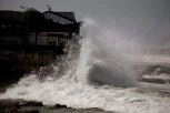 TALASI UBICE HARAJU OBALOM JUŽNE AFRIKE: Zbog oluje na okeanu dostigli ČUDOVIŠNE RAZMERE, na obalama OPŠTI HAOS, više mrtvih i povređenih (VIDEO)
