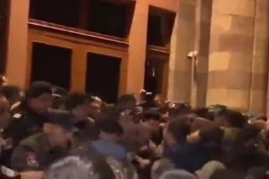 SUKOB POLICIJE I DEMONSTRANATA! Pokušavaju da uđu u zgradu Vlade, opšti haos u Jerevanu!
