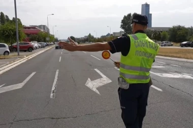 STOP, POLICIJA! Od danas kontrola korišćenja mobilnih telefona u automobilima i kod pešaka na kolovozu!