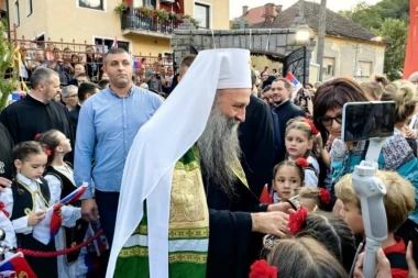 PATRIJARH UZ PESMU STIGAO U ZVORNIK: Poglavar Srpske pravoslavne crkve dočekan uz osmehe (FOTO)