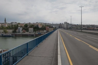 KONTRA SMER JE PREVAZIĐEN! Novo ludilo na Brankovom mostu - kako je vozaču OVO palo na pamet?! (VIDEO)