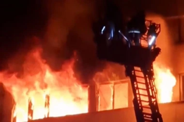 U POŽARU U KRAGUJEVCU NASTRADALE DVE ŽENE: Vatra izbila u stanu na 11. spratu!