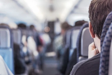 “ŽENA JE UMIRALA KRAJ MENE U AVIONU, A EVO ŠTA JE URADILA POSADA”: Šokantna priča putnice obišla svet