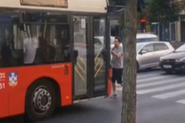 BIZARNA SCENA KOD DOMA OMLADINE: Čovek stao ispred punog autobusa U POKRETU, vozač trubi, a putnici i prolaznici zbunjeno gledaju (VIDEO)