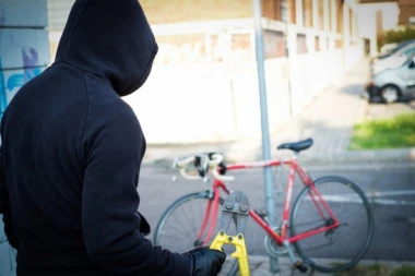 OPLJAČKAN NAČELNIK UPRAVE ZA POLICIJSKU OBUKU MUP: Lopov ušetao u dvorište, pa ukrao bicikl!