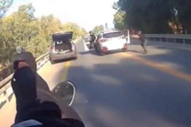 OPKOLILI GA I SAMO REŠETAJU! Jeziv snimak policajca na motoru koji juri i puca na vozilo pripadnika HAMASA! (UZNEMIRUJUĆI VIDEO)