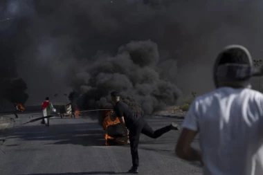 IZRAEL NE PRESTAJE SA RAKETIRANJEM GAZE: Najmanje 18 ljudi ubijeno u napadima IDF na izbegličke kampove, gađana i škola