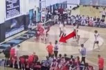 UBIO JE BOGA U NJEMU: Košarkaški sudija isprebijao trenera tokom utakmice - igrači u neverici gledali šta se dešava! (VIDEO)