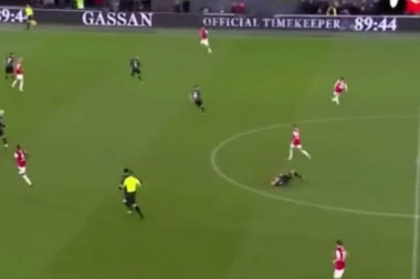 UŽAS: Fudbaler kolabirao na terenu - utakmica je istog momenta prekinuta! (VIDEO)