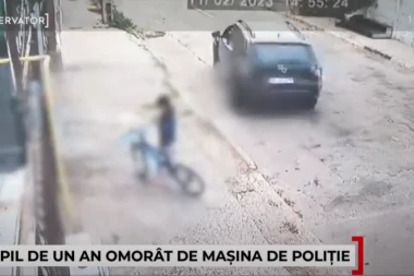 POJAVIO SE UZNEMIRUJUĆI SNIMAK KADA POLICIJSKI AUTO GAZI DETE(1): Majka se baca na telo deteta, POTRESNO (VIDEO)