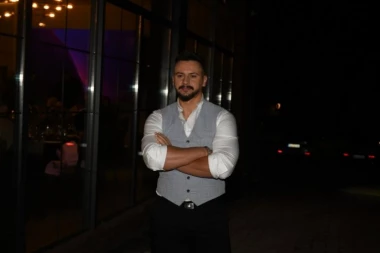 SRCE MU PUKLO PRED KAMERAMA! Emir Đulović se slomio u programu uživo, NJIHOVA SMRT ga tada dotukla: "ODGOJILI SU ME BAKA I DEKA!"