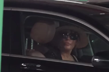 ANA NIKOLIĆ VOZI U SUPROTNOM SMERU: Kamera sve zabeležila, ćerka joj bila u automobilu!