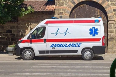 UDARIO BICIKLISTU AUTOMOBILOM, PA POBEGAO: Povređeni muškarac hitno prevezen u bolnicu