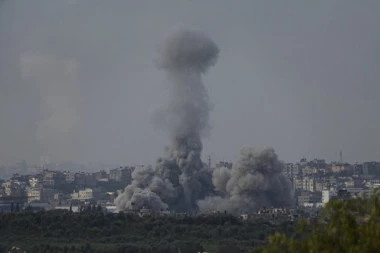 UDARAJU IZ VAZDUHA, SA KOPNA I MORA: Izraelske snage nastavljaju napade širom Pojasa Gaze!